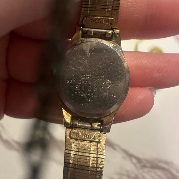 Gold dainty Seiko watch - Picture 4 of 7